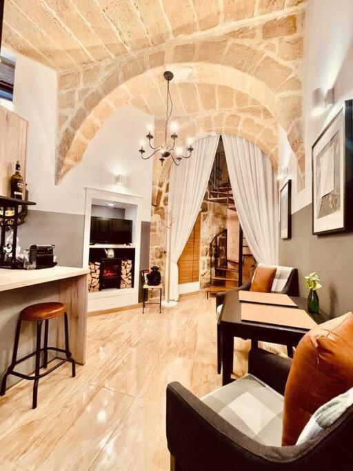 300yr Old, Self Catering, Tiny House In Centre, Gozo